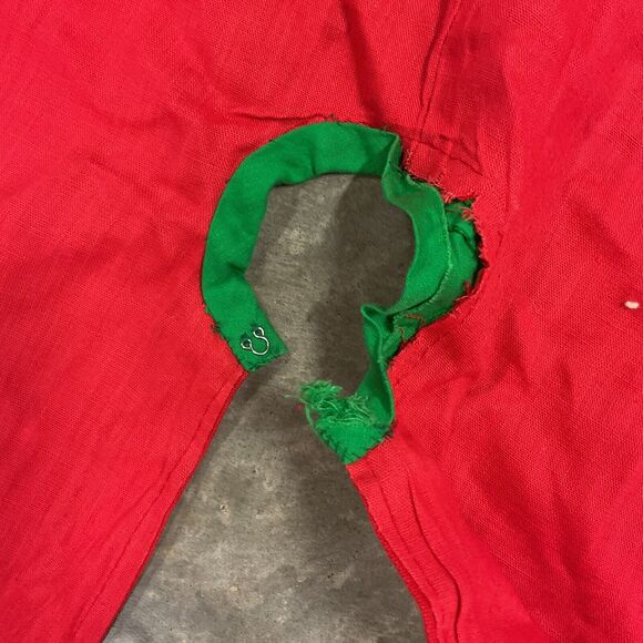 House Of Hatten Christmas Tree Skirt Red Appliqué Mom Dad Kids Toys VTG READ - Picture 14 of 16